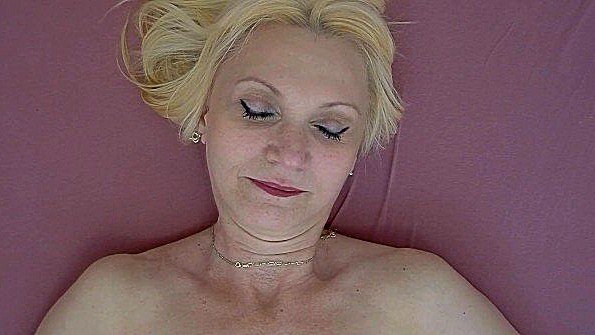 Любительница блондинка дрочит пизду оргазм соло матюрка